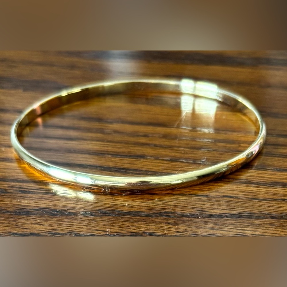 Elegant Gold Bangle Bracelet